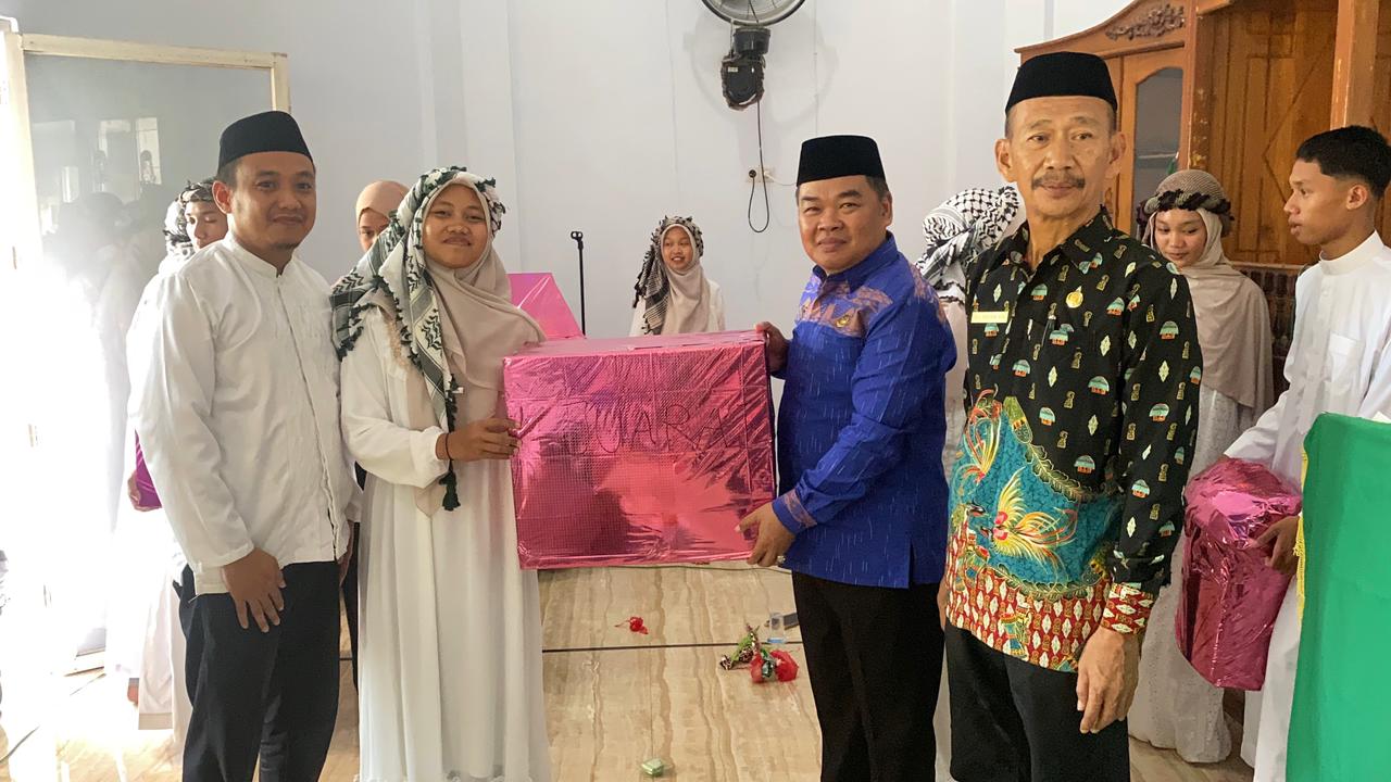 Penyerahan Hadiah Juarah I oleh Kakan Kemenag Pinrang H. Irfan Daming