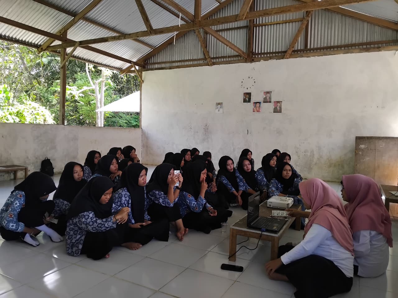 Petugas Puskesmas Ujung Lero memberikan penyuluhan kesehatan reproduksi kepada peserta didik MA Biharul Ulum Ma’arif Suppa, Kamis (16/10/2025).
