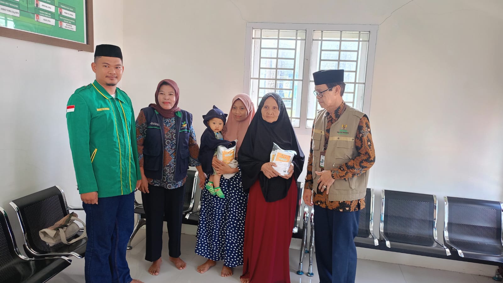 Ustadz Alimuddin dari Baznas Kabupaten Pinrang menyerahkan bantuan DAM kepada penerima manfaat di Aula Balai Nikah dan Manasik Haji KUA Kecamatan Cempa, disaksikan oleh TKSK Kecamatan Cempa serta Penyuluh Agama Islam KUA Cempa pada 16 Oktober 2025.
