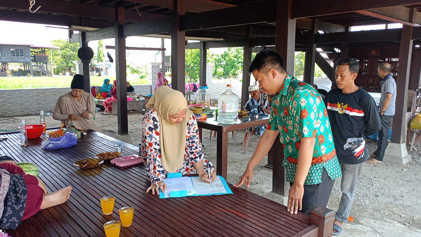Momen penandatanganan wakaf tanah oleh Hj. Jurana untuk pembangunan mushalla di Dusun Tansie