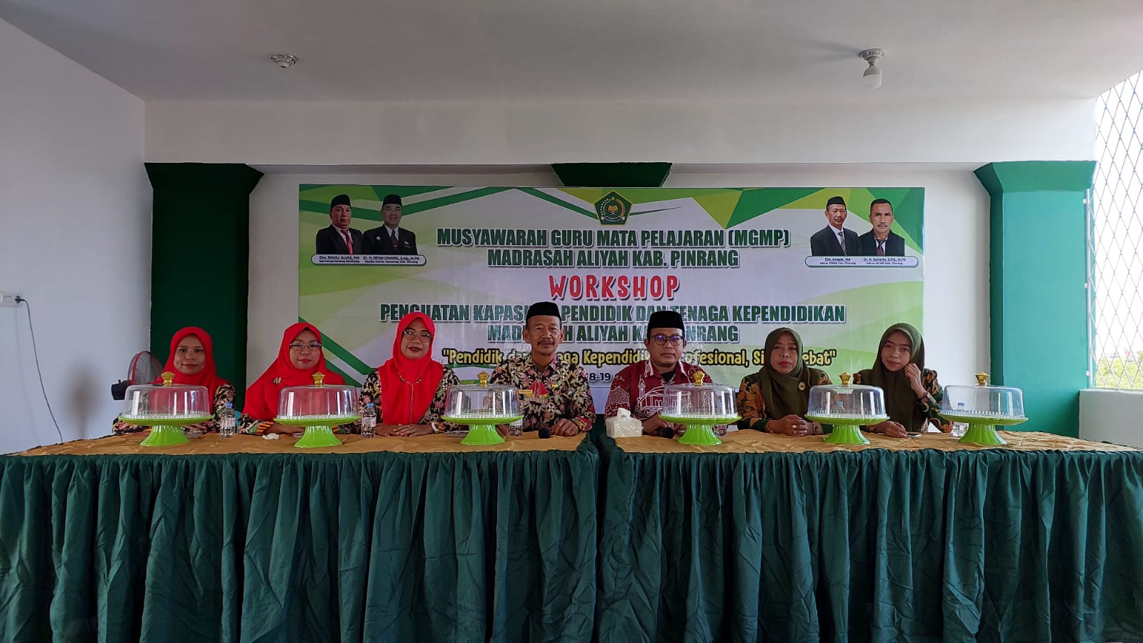 Suasana keakraban peserta dari MA Biharul Ulum Ma’arif Suppa saat mengikuti Workshop MGMP MA Pinrang yang menekankan pembelajaran berbasis cinta dan nilai moderasi.