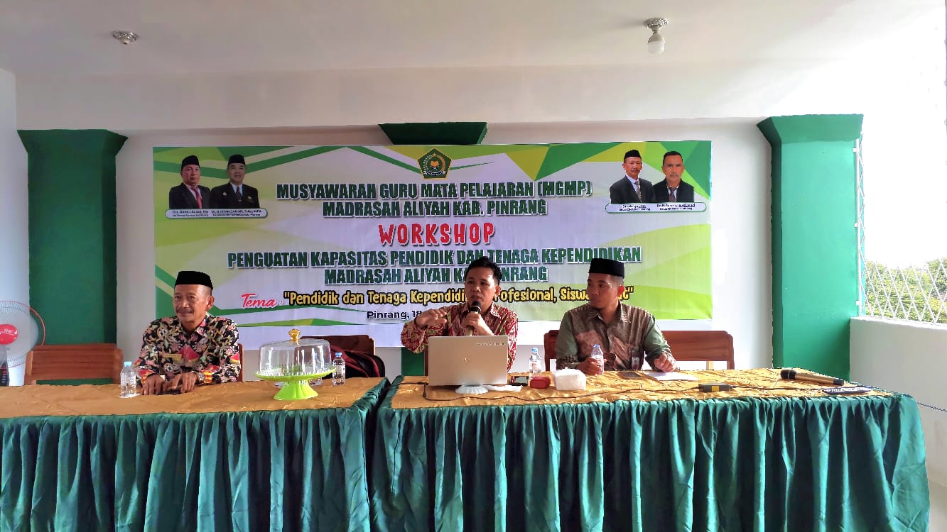 Subair saat memaparkan materi Moderasi Beragama dalam Workshop Penguatan Kompetensi Guru MGMP MA Pinrang di Ponpes DDI Lerang-Lerang, Pinrang.