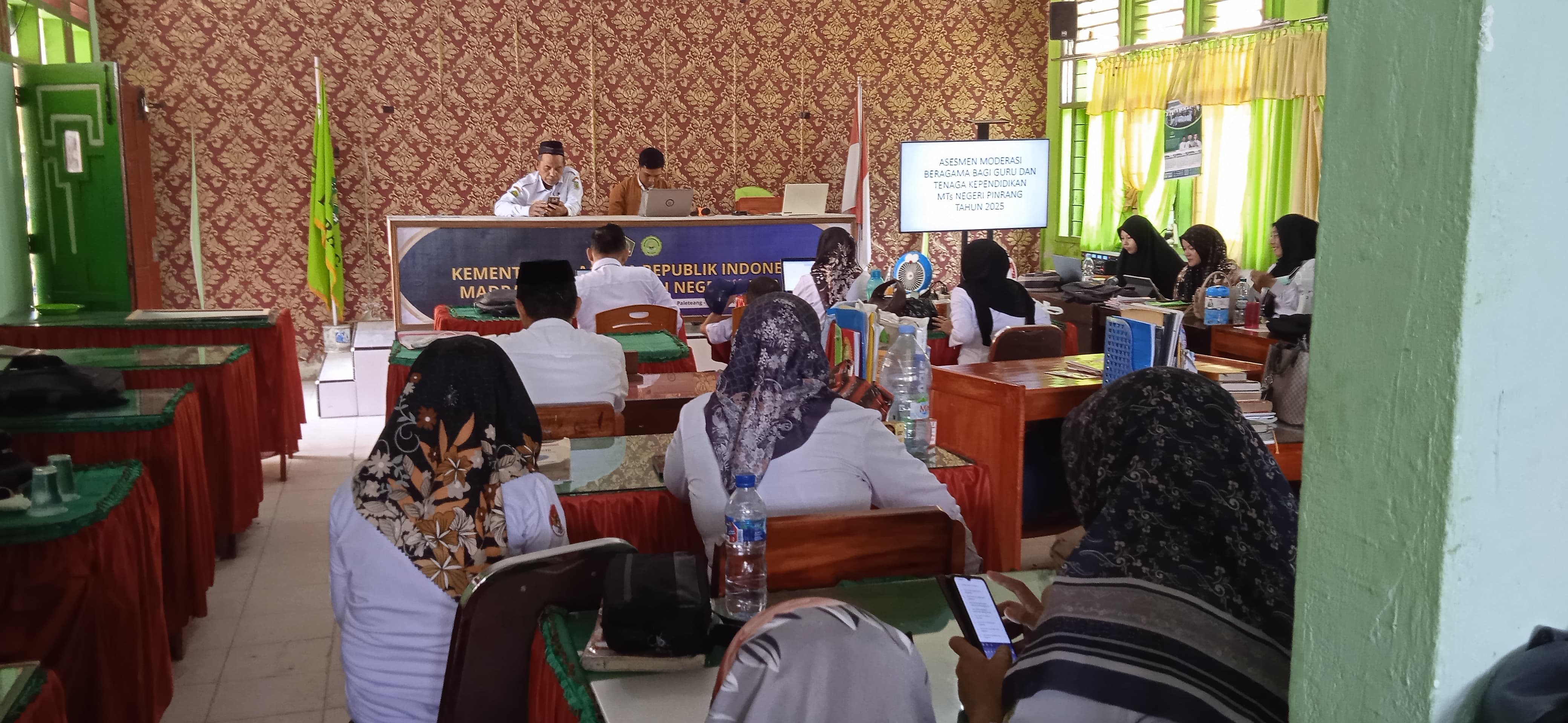 Guru dan staf Tampak serius mengerjakan soal moderasi beragama