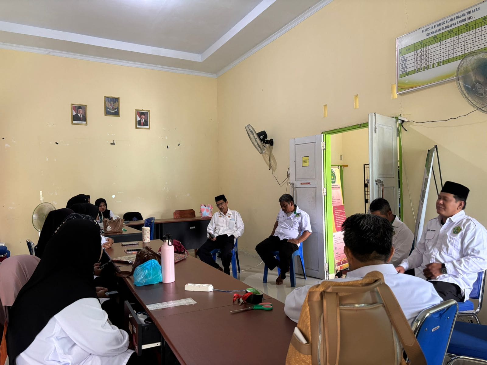 Suasana rapat koordinasi di Aula KUA Batulappa bersama penghulu, penyuluh, dan staf.