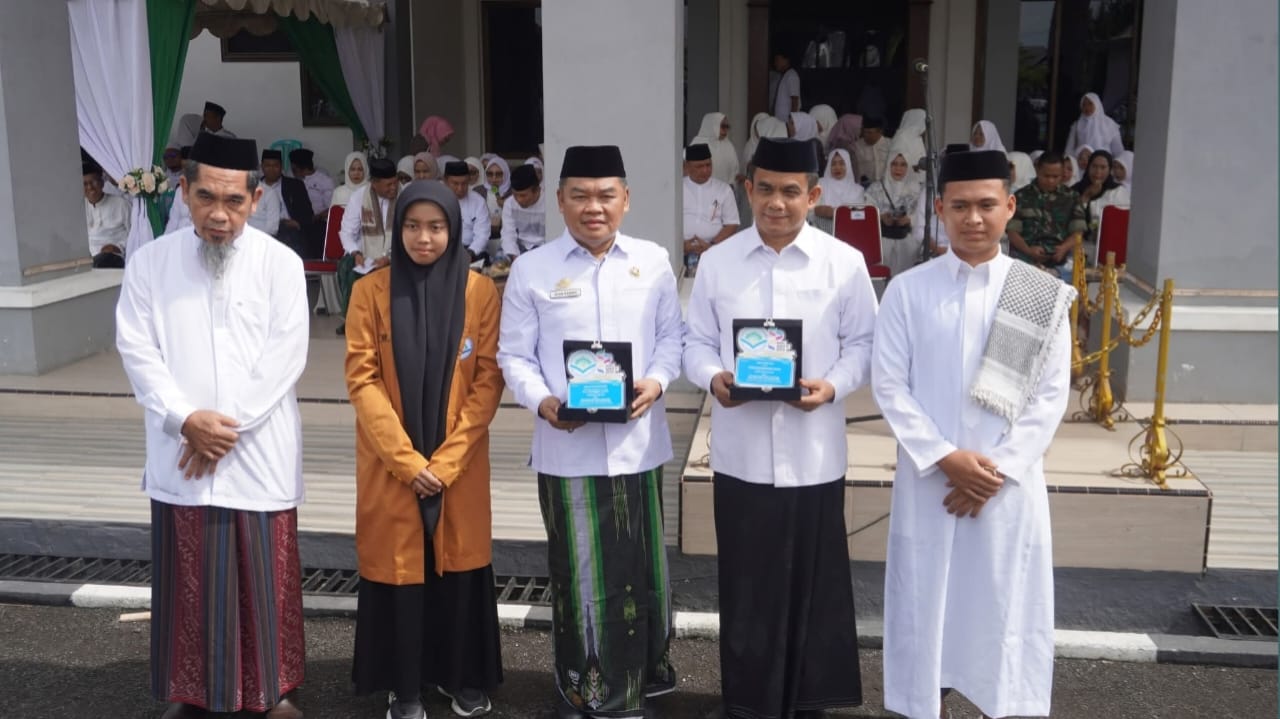Pemerintah Kabupaten Pinrang peringati Hari Santri Nasional 2025, Wabup Sudirman Bungi ajak santri kuasai teknologi dan jaga nilai pesantren.