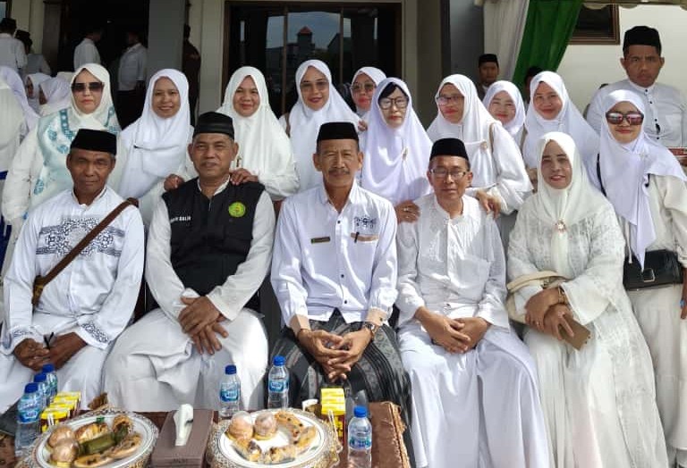 Kepala MAN Pinrang Ansyar beserta guru dan staf MAN Pinrang