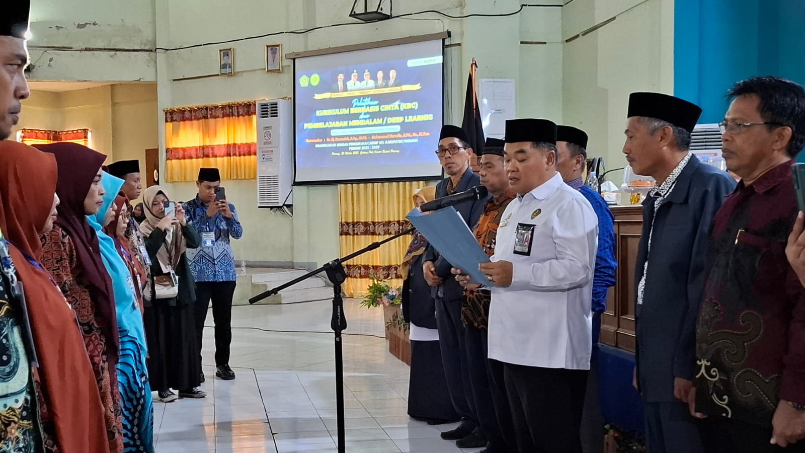 Kakan Kemenag Pinrang Lantik Pengurus MGMP MTs