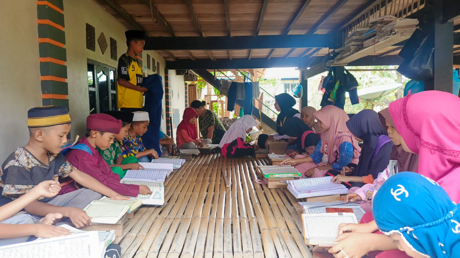 Anak-anak Dusun Bontopucu, Desa Amassangang, tampak antusias mengikuti bimbingan membaca Al-Qur’an bersama Penyuluh Agama Islam KUA Lanrisang