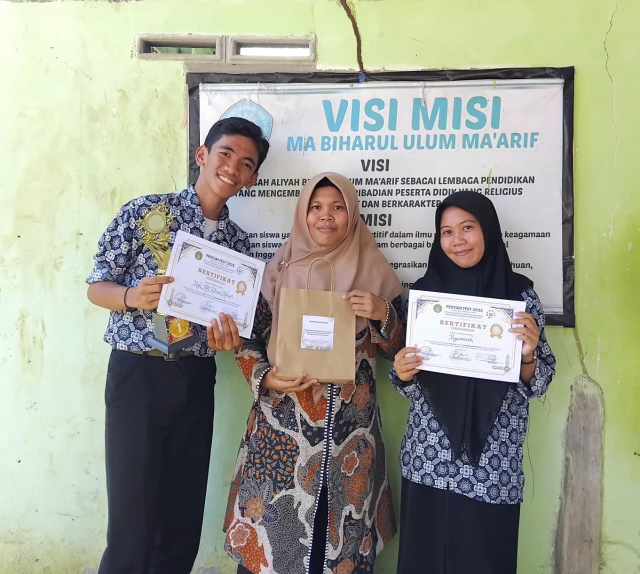 Peserta didik MA Biharul Ulum Ma’arif Suppa kembali ukir prestasi di Pentari Fest 2025 Institut Cokroaminoto Pinrang.