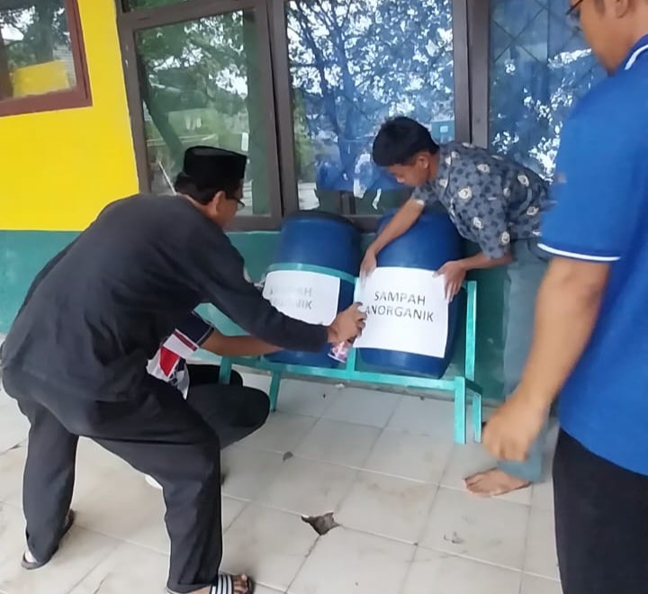 Kepala Bengkel MAN Pinrang H. Syamsuddin bersama siswa