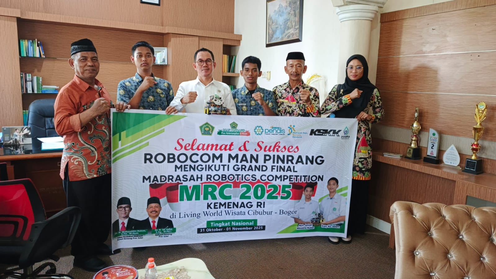 Kabid Penmad H. Wahyuddin Hakim bersama tim robotik MAN Pinrang