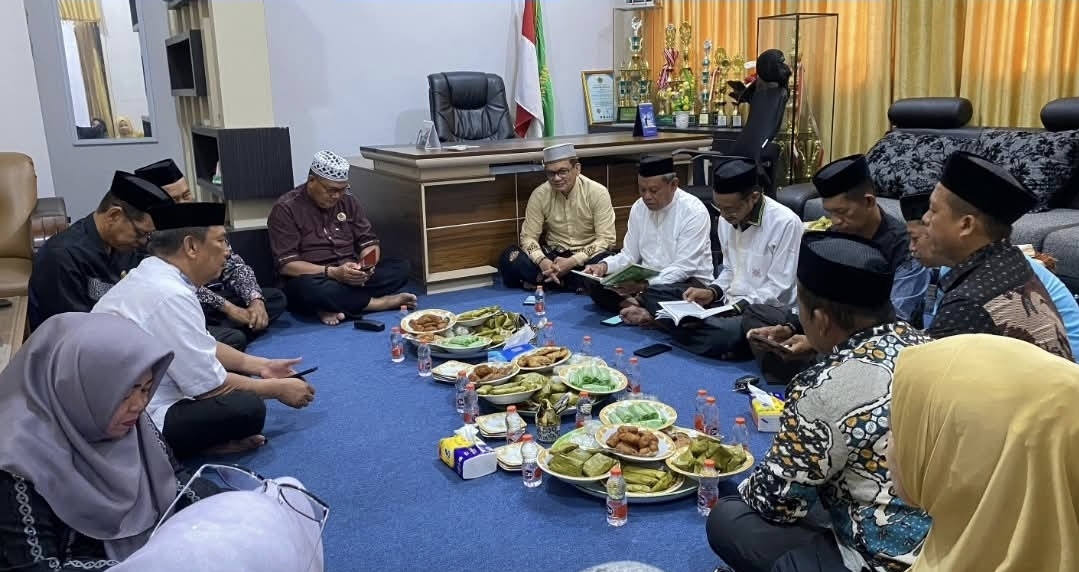 Kakan Kemenag Pinrang Gelar Pembacaan Barzanji Sebagai Ungkapan Syukur Menempati Ruang Kerja Baru