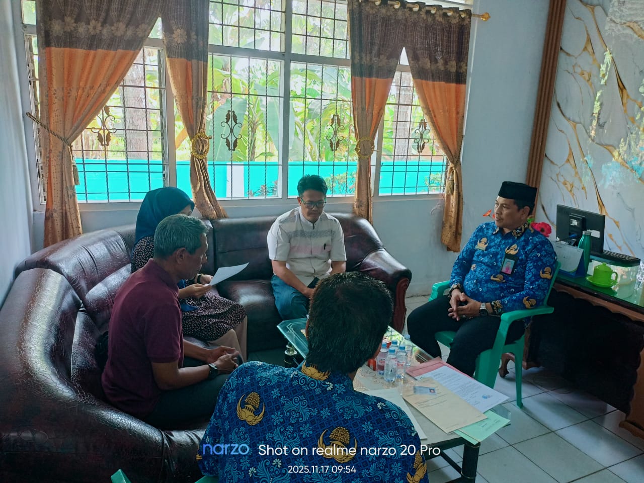 Kepala KUA Mattiro Bulu, Alamsyah, memimpin prosesi ikrar wakaf tanah seluas 20.000 m² untuk pembangunan Pondok Pesantren DDI Abrad