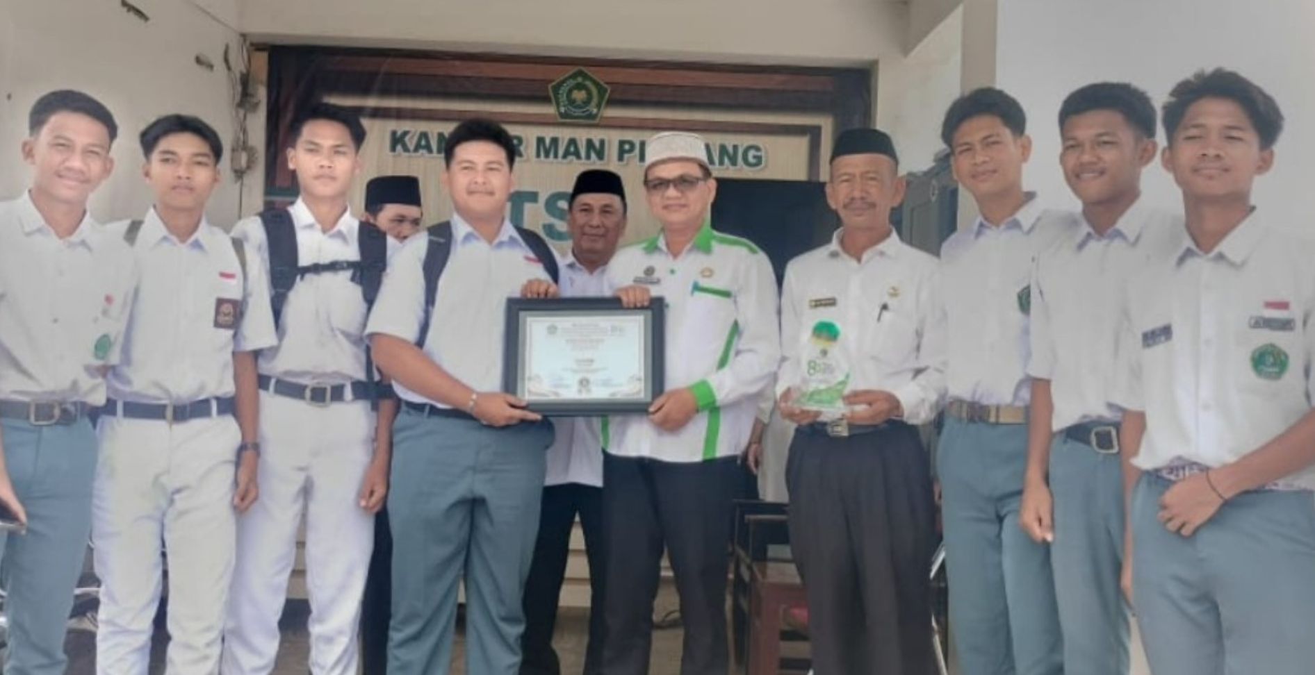 MAN Pinrang meraih Juara II voli siswa HAB ke-80 Kemenag RI Sulsel. Kakan Kemenag Pinrang serahkan sertifikat dan plakat penghargaan.