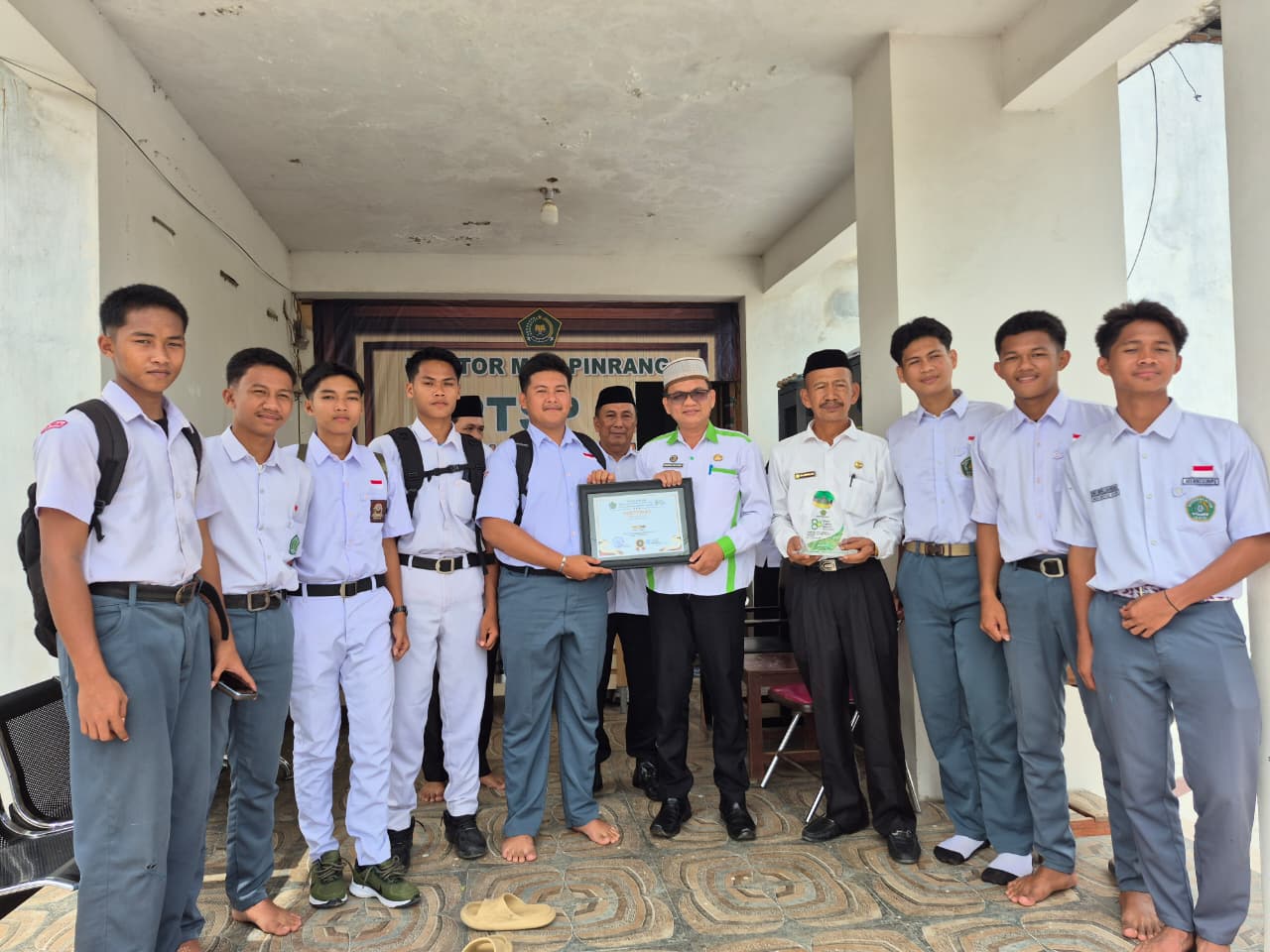 Kakan Kemenag Pinrang H. Muhammad Idris Usman berikan penghargaan kepada Pemain Voly Siswa/Santri Kemenag Pinrang