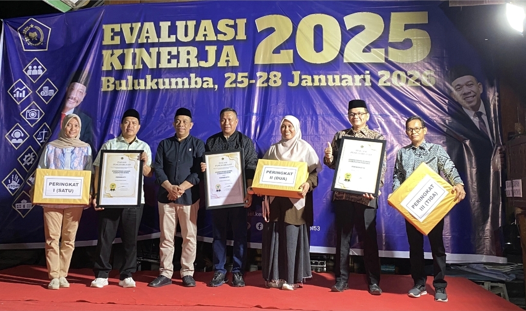 Kemenag Pinrang meraih Terbaik III Humas Award 2025 tingkat Provinsi Sulawesi Selatan sebagai apresiasi atas kinerja kehumasan yang profesional.