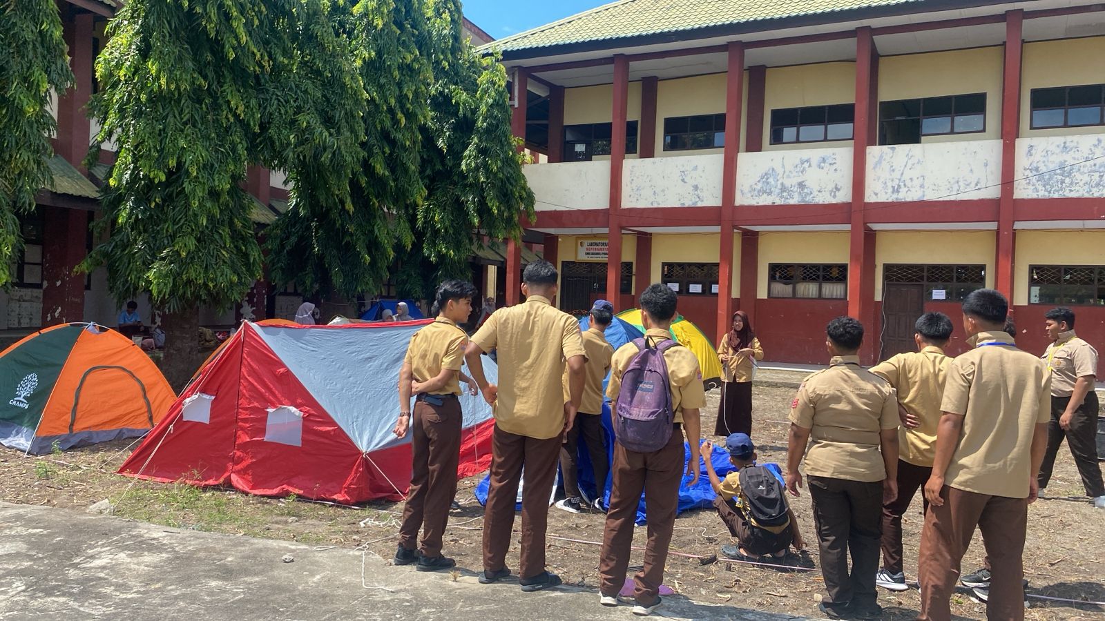 Semangat Kebersamaan; MTs Ma’arif Pinrang Ambil Bagian Dalam Persiapan Smakbar Nursing