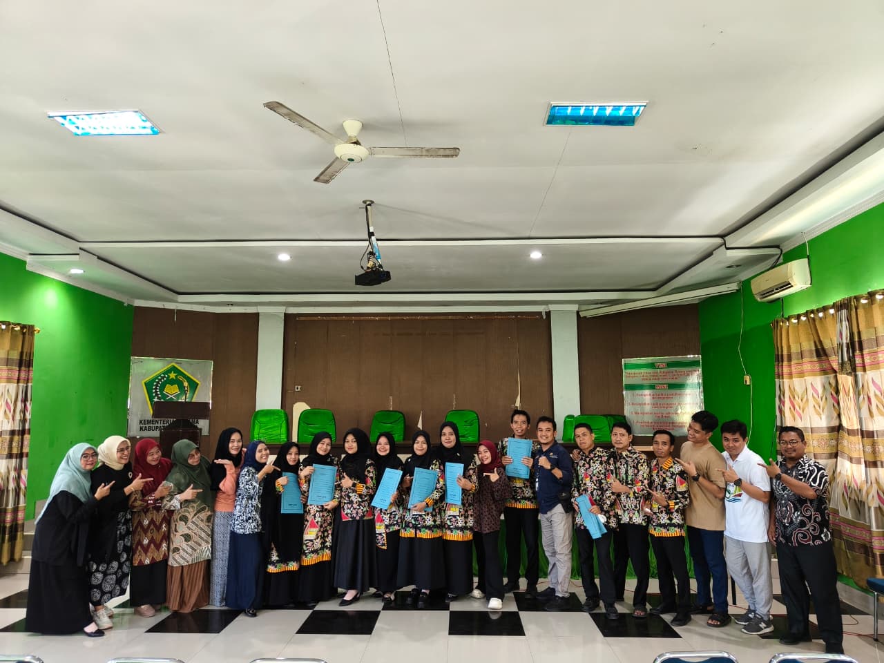 Guru MAN Pinrang penerima SK Redistribusi