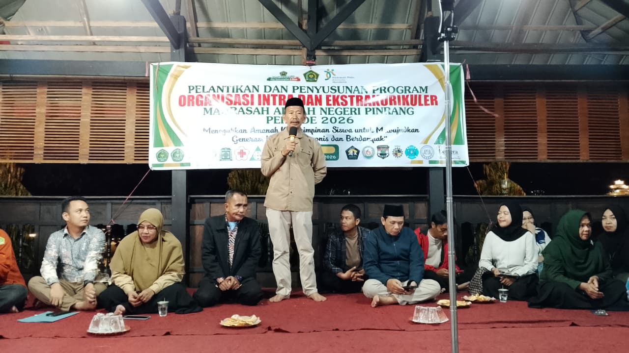 Kepala MAN Pinrang Ansayr saat memberikan arahan kepada pengurus Organisasi Kesiswaan MAN Pinrang