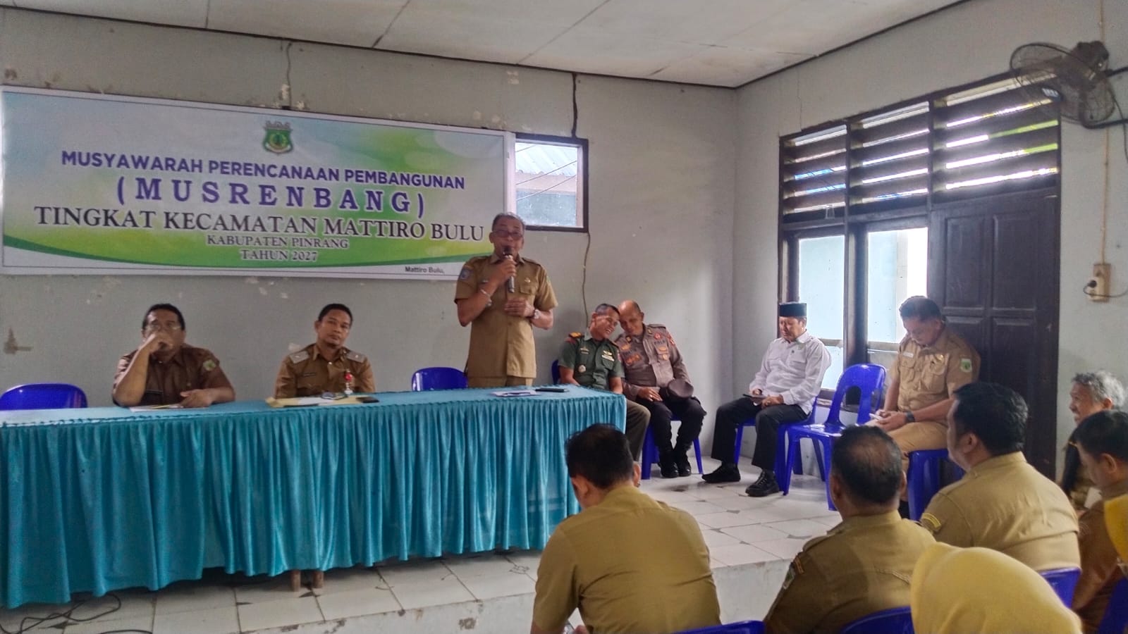 Penghulu KUA Mattiro Bulu, Zainal Abidinsyah, membacakan doa pada Musrenbang Kecamatan Mattiro Bulu di Aula Kantor Kecamatan, Selasa (24/2/2026), yang menitikberatkan pada pembangunan sekolah.