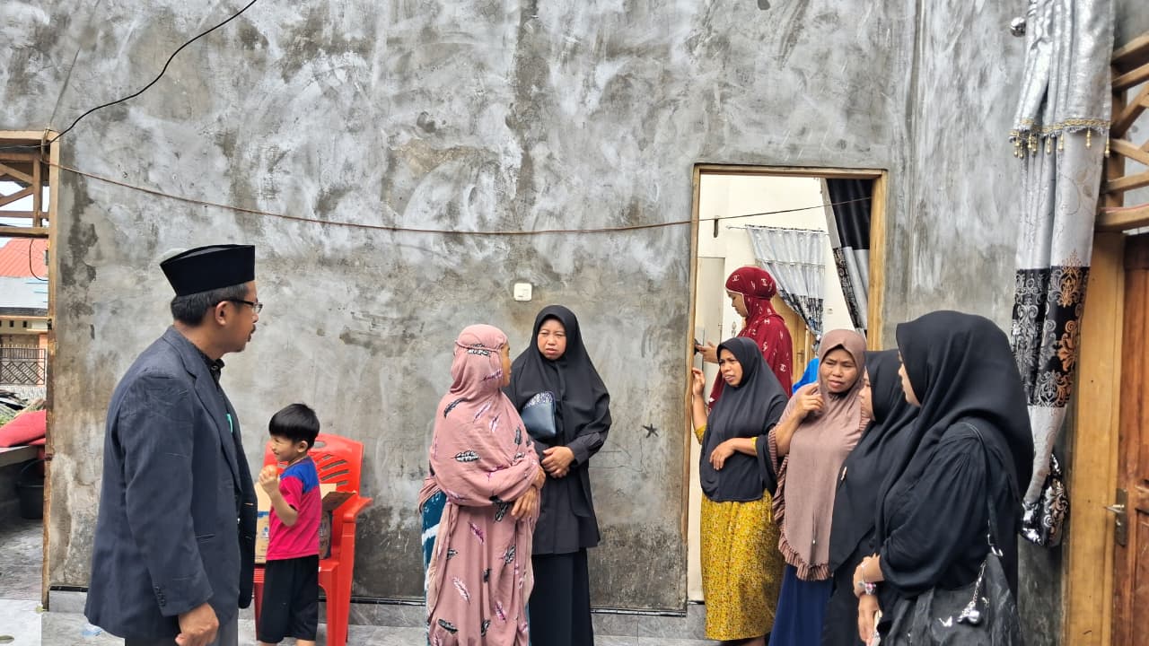 Saat Ponpes As’adiyah Galung Beru memberikan bantuan langsung kepada  Warga Terdampak Puting Beliung