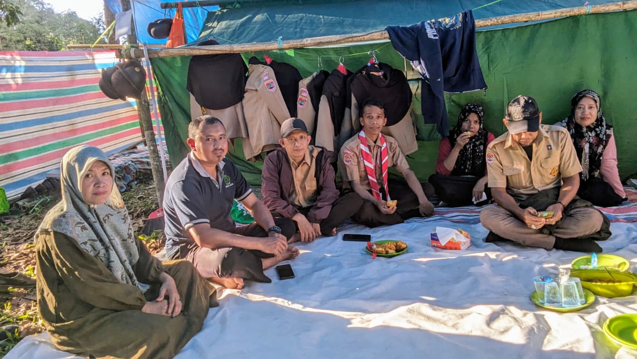 Ketua Yayasan dalam kunjungan pada Kegiatan Perkemahan Kwarran Bulukumpa dalam Rangka Hari Ulang Tahun Gerakan Pramuka ke 64 di Annisia kelurahan Jawi-Jawi, Senin (11/08/2025).