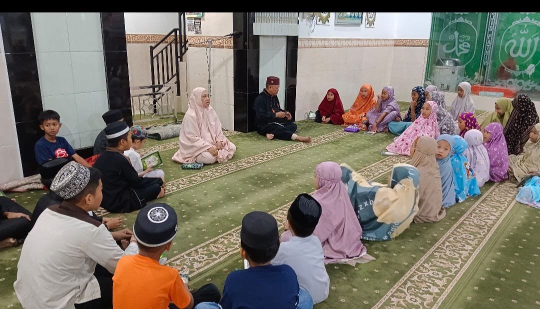 Penyuluh Agama Islam KUA Paleteang Aktif Membimbing Santri TPQ Fathir Ba’da Magrib