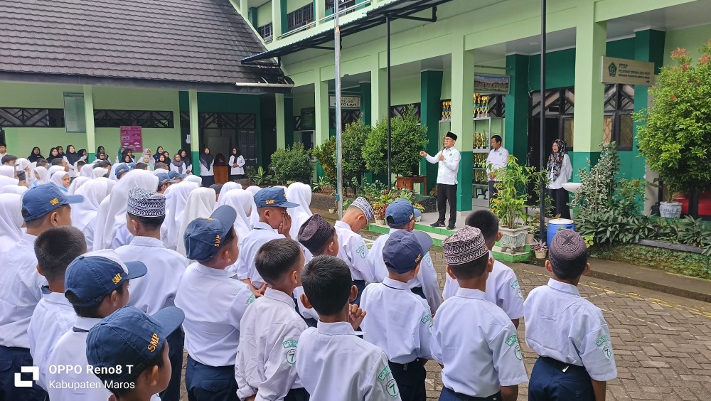 Kabid Penmad Kemenag Sulsel, H. Wahyuddin Hakim, saat menyampaikan motivasi di MTsN 2 Maros. (foto: ist)