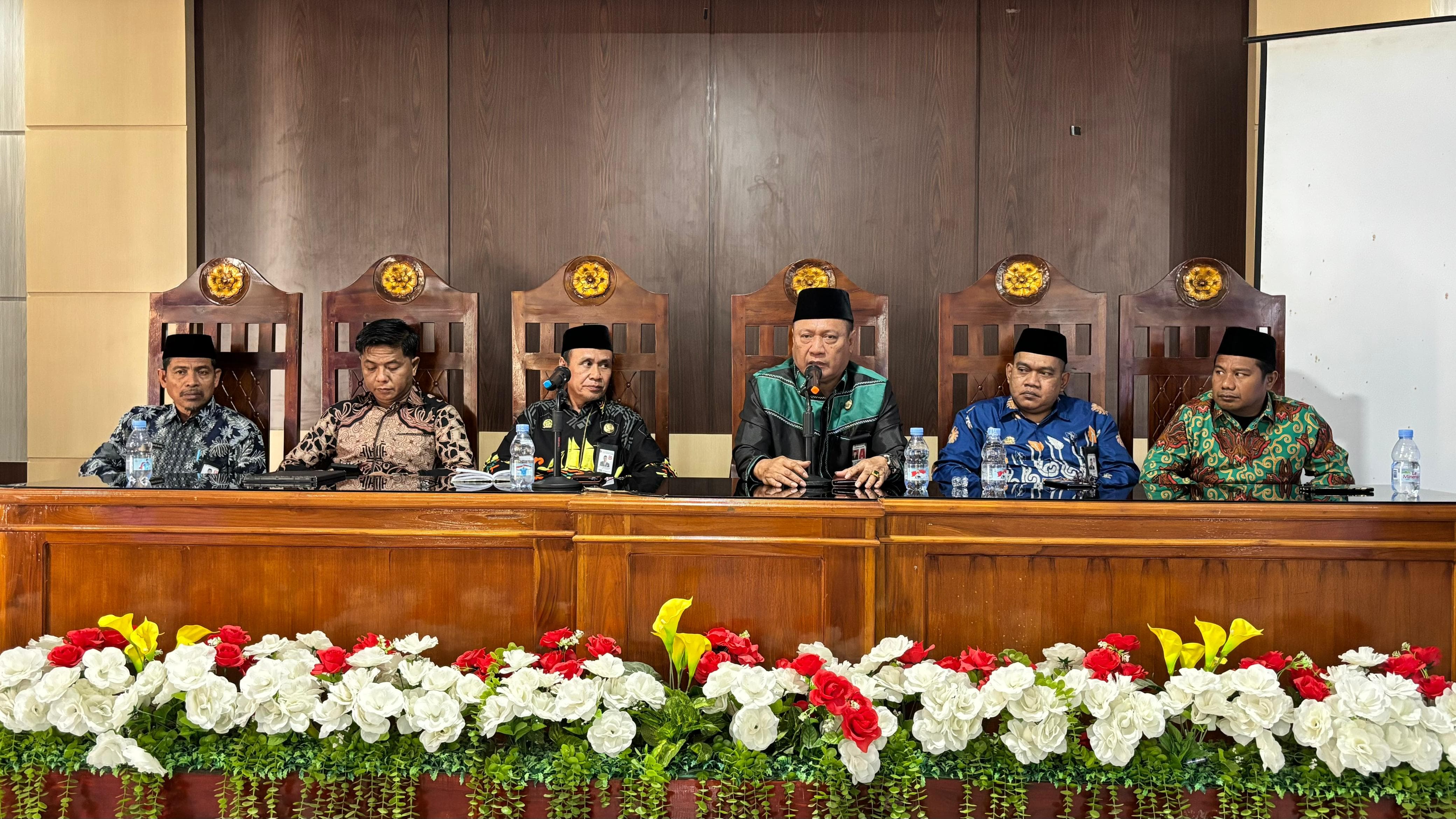 Kepala Kantor Kemenag Bulukumba, H. Misbah, S.Ag., M.A. bersama Kepala Sub Bagian Tata Usaha, Drs. H. Arifin, M.Pd.I, dan seluruh jajaran Kepala Seksi