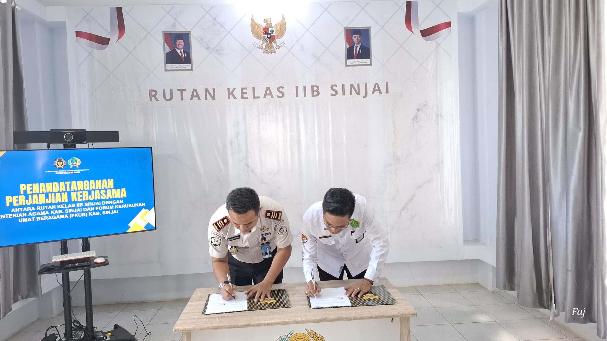 Kepala Rutan Sinjai (kiri) dan Kakankemenag menandatangani MoU kerja sama