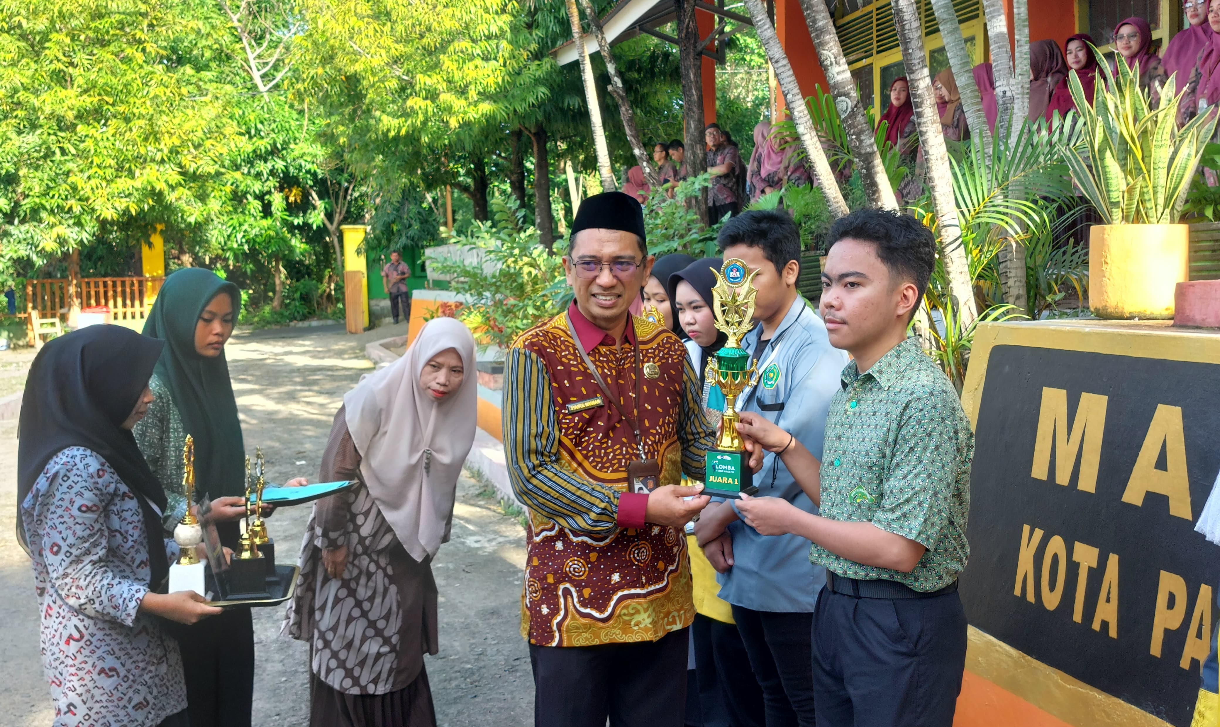 Siswa MAN 2 Kota Parepare Terima Trofi Penghargaan