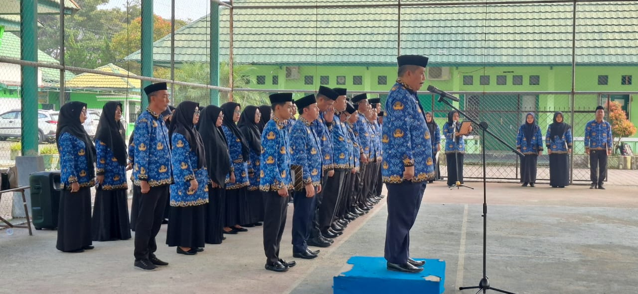 Drs. H. Armin, M.Sos.I Bertindak Sebagai Pembina Upacara