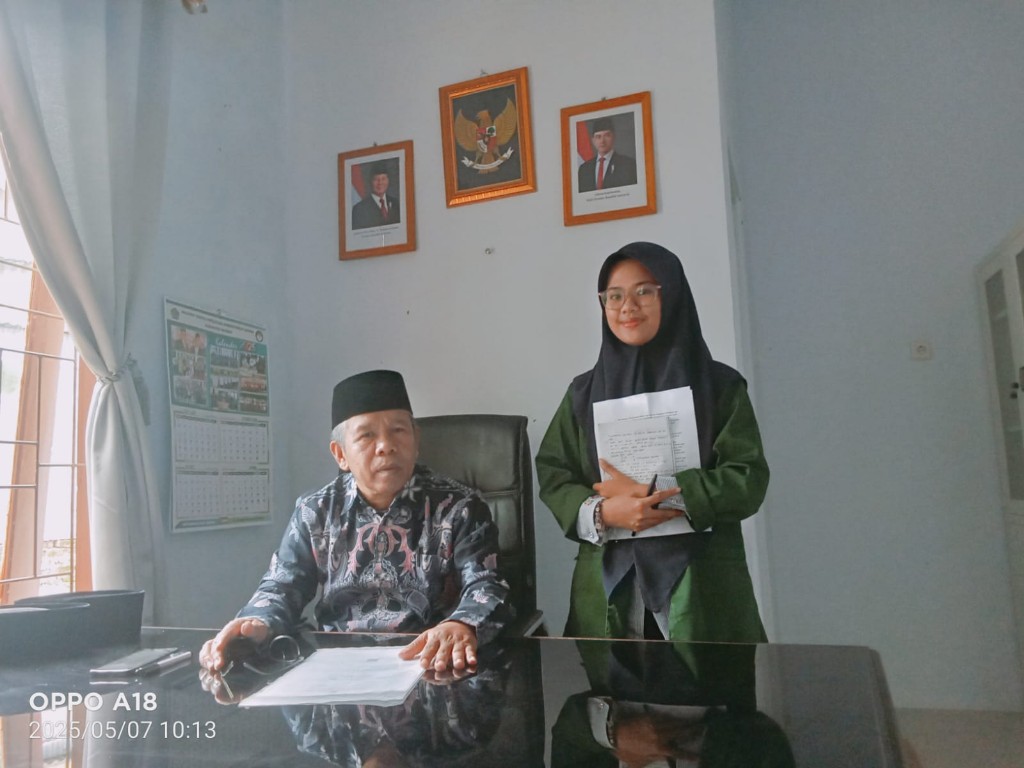 Kepala KUA Kecamatan Lau bersama mahasiswa UMI Makassar (foto: ist)