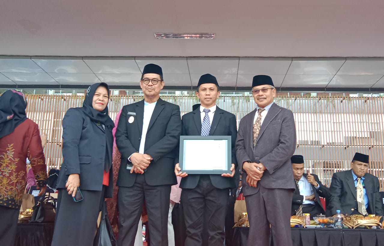 Abd. Fattah saat menerima penghargaan Juara 1 Guru Berprestasi pada HAB ke-80 Kemenag Bulukumba