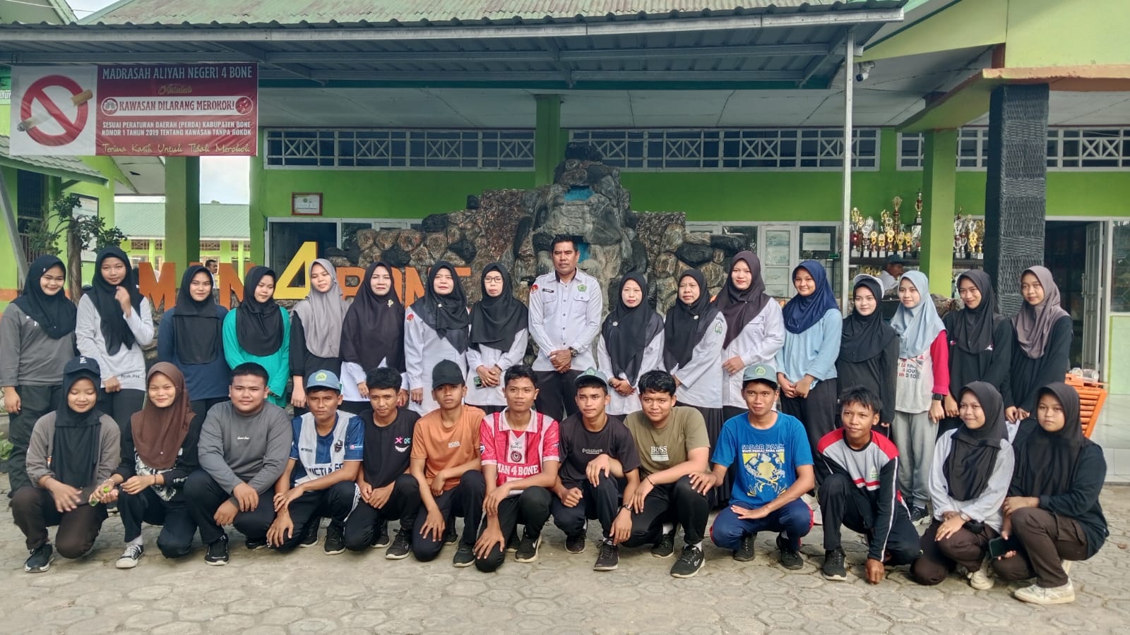 Siswa MAN 4 Bone yang mengikuti Paskibra bersama dengan Kepala Madrasah, Wakamad, dan Pembina Paskibra