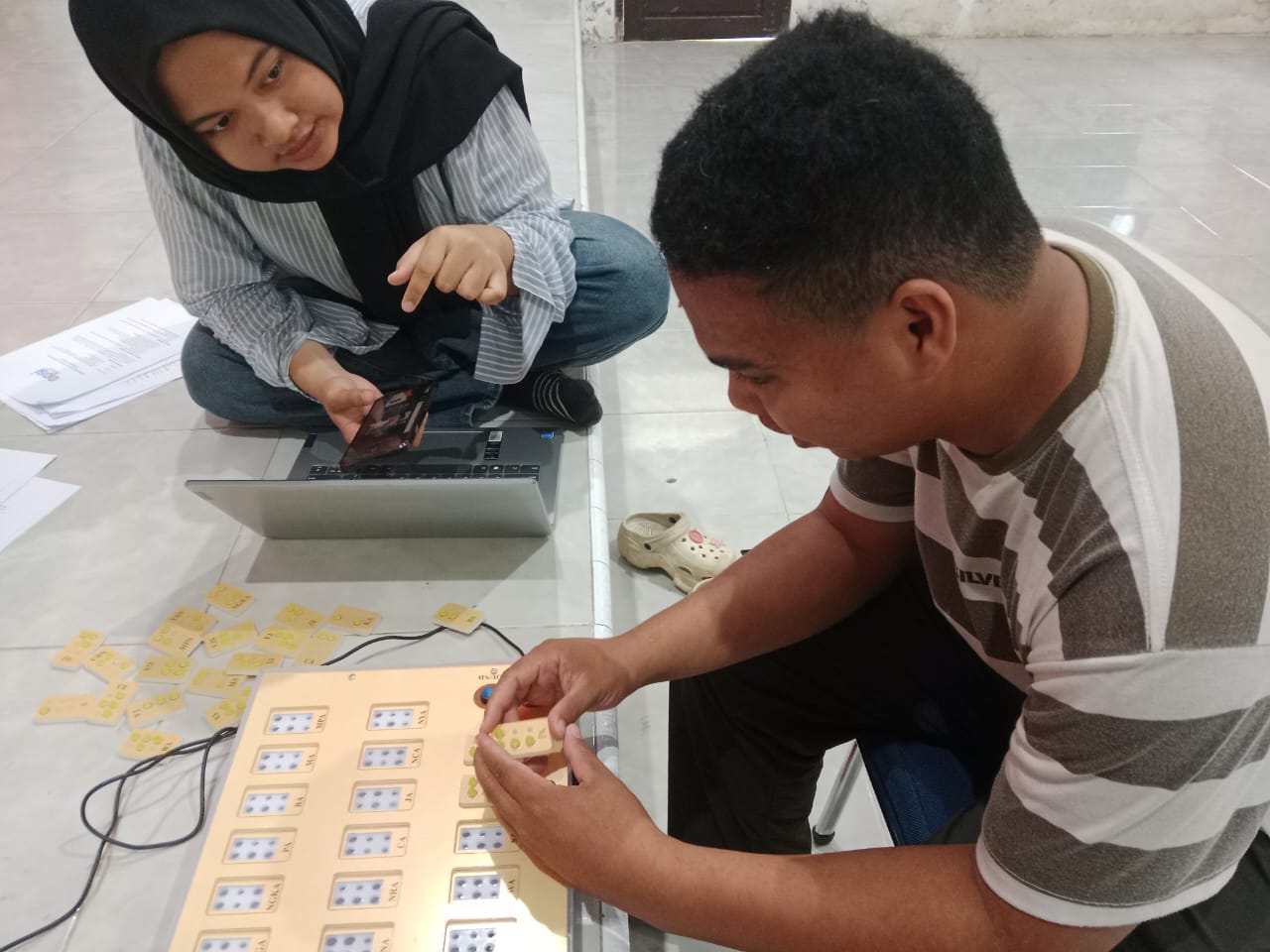 Salah satu siswa mencoba media pembelajaran