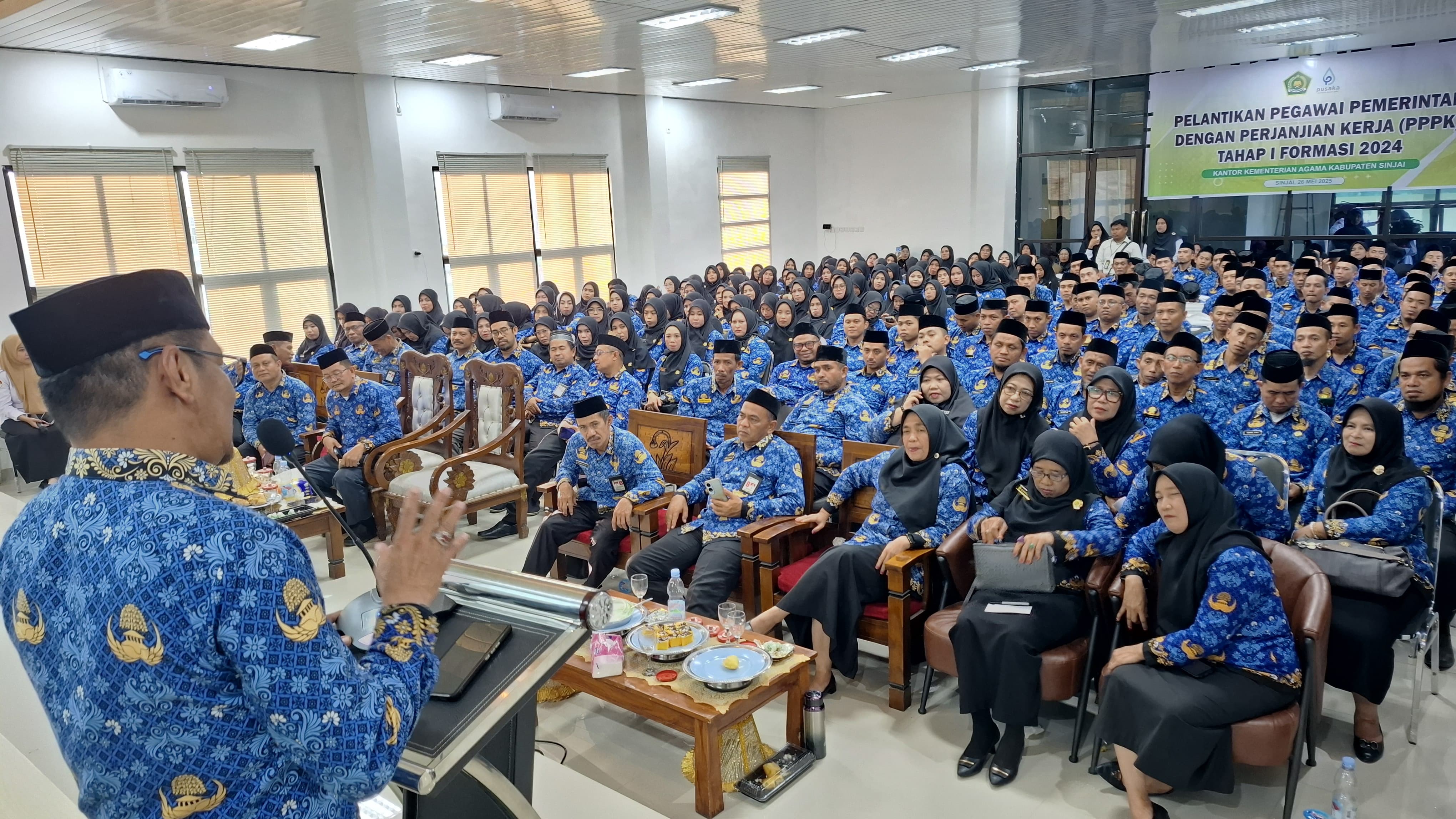 Faried Wajedi Kepala Kemenag Sinjai saat menyampaikan ucapan selamat kepada PPPK Tahap 1 Lingkungan Kemenag Sinjai yang telah di lantik oleh Menteri Agama