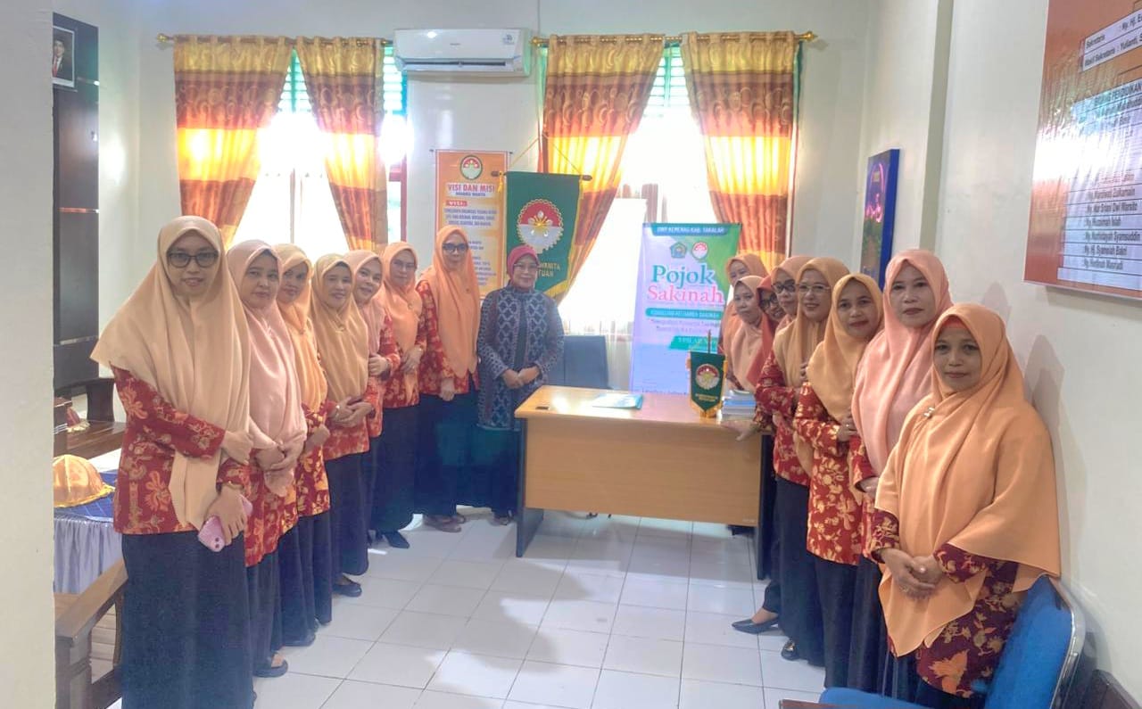 Ketua DWP Kementerian Agama provinsi Sulawesi selatan bersama jajaran pengurus DWP Kementerian Agama Kabupaten Takalar