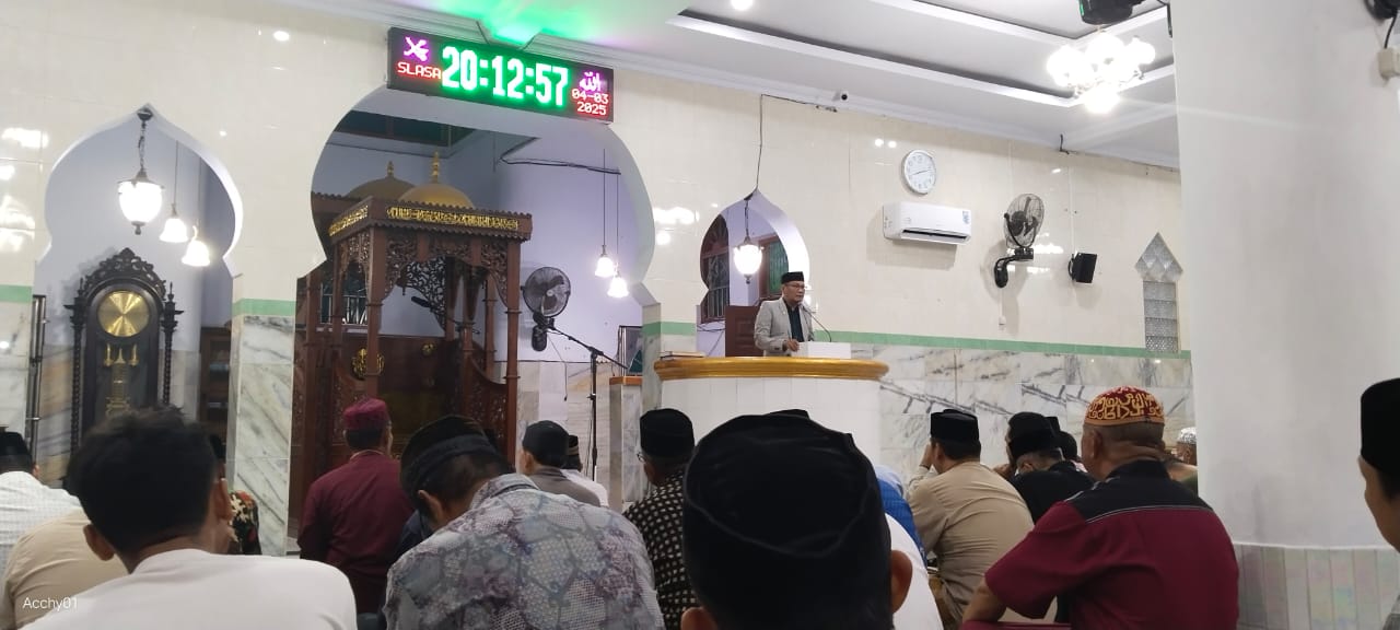 Kakankemenag Sinjai saat membawakan Ceramah Tarawih di malam kelima ramamdhan 1446 H/2025 M di Masjid Agunh Sinjai