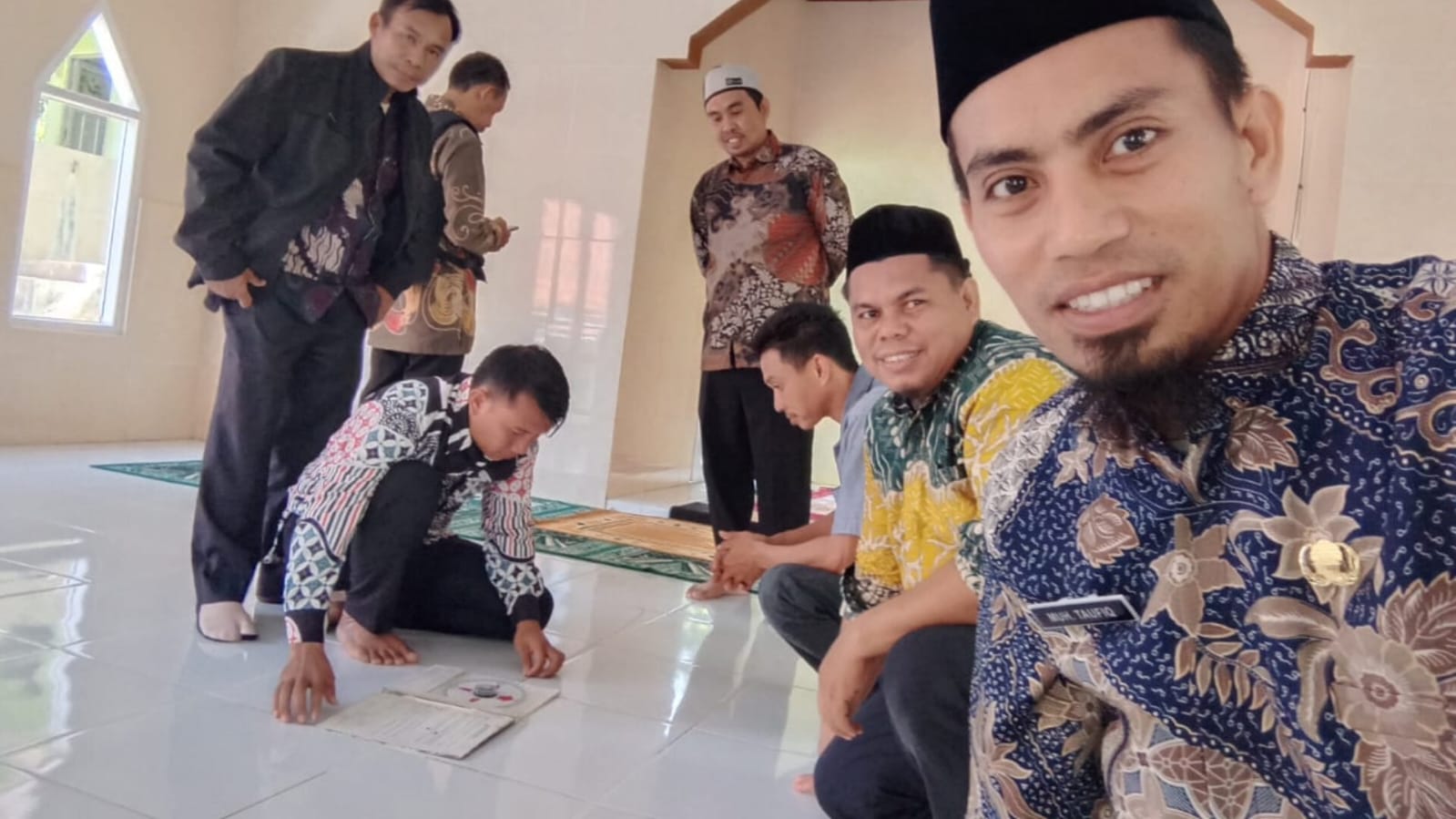 Tim Kalibrasi Kemenag Bantaeng dan Penyuluh ASN Kec. Bissappu Lakukan Pengukuran Arah Kiblat di Musala An Nur Dusun Bungungbale