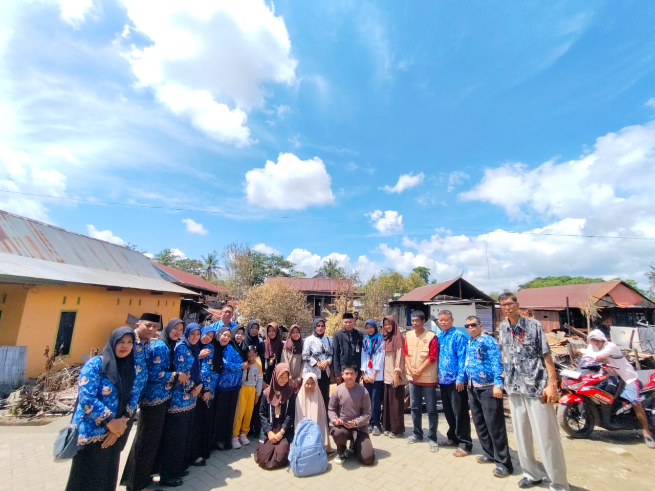 Penyerahan donasi dari warga MTsN 2 Bone kepada siswa korban kebakaran di desa Opo, Kecamatan Ajangale, Jumat (2/5/2025)