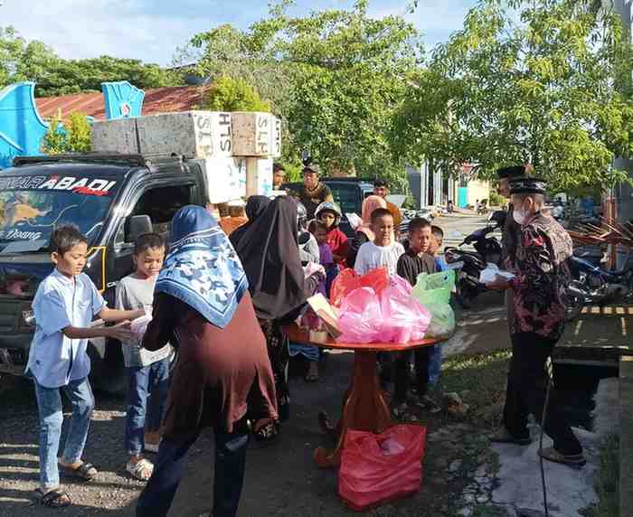 KUA Benteng Selayar Bagi-bagi Takjil