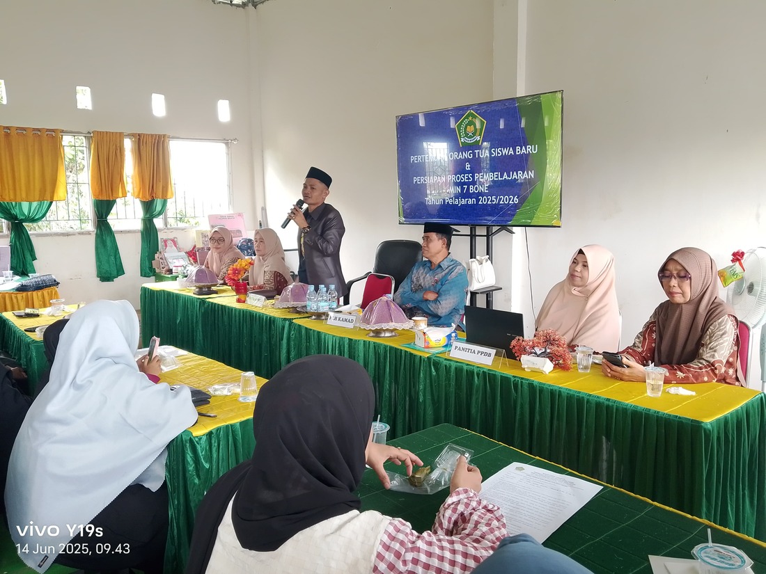 Ketua Komite MIN 7 Bone, H. Rustan memberikan arahan kepada orang tua murid baru