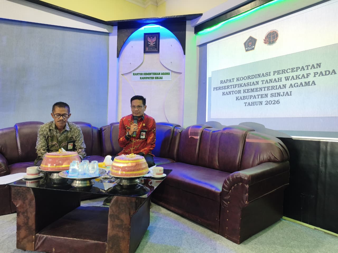 Kakankemenag Sinjai (kanan) didampingi Plh. Penyelenggara Zakat Wakaf (kiri) pada Rakor Percepatan Sertifikat Tanah Wakaf