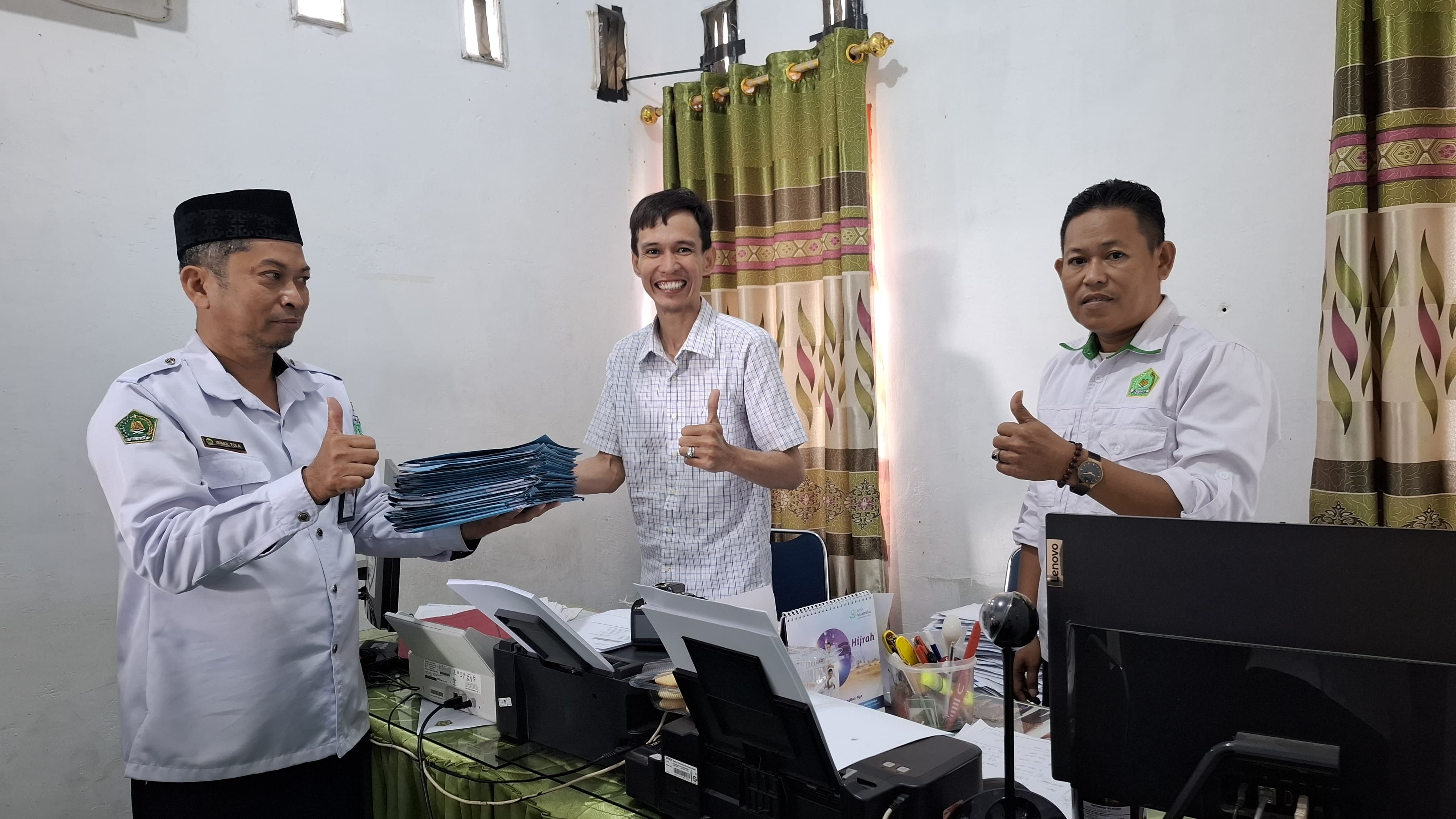 Tim Verifikasi Paleteang Serahkan 21 Dokumen Calon Jemaah Haji ke Kemenag Pinrang