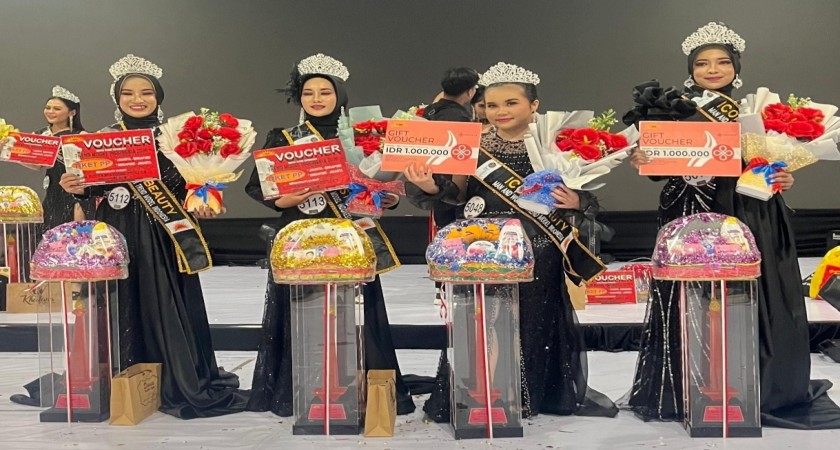 Para siswa MAN 2 Soppeng berpose di atas panggung penobatan, memegang buket bunga, trofi, dan voucher hadiah setelah dinobatkan sebagai pemenang di Pemilihan Model Tingkat Nasional di Jakarta