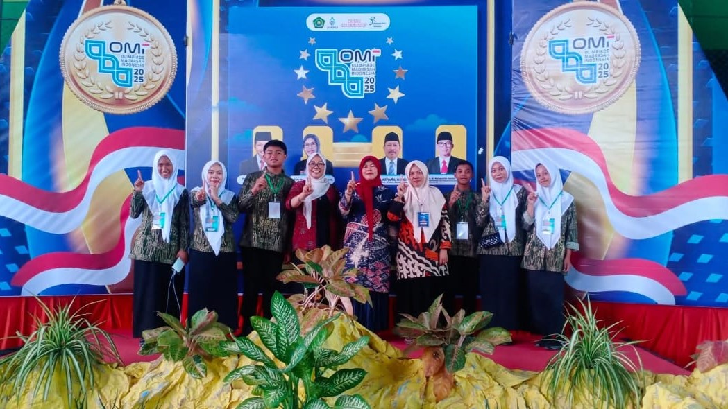Sesi Foto Bersama Kasi Penmad, Kamad Dan Siswa