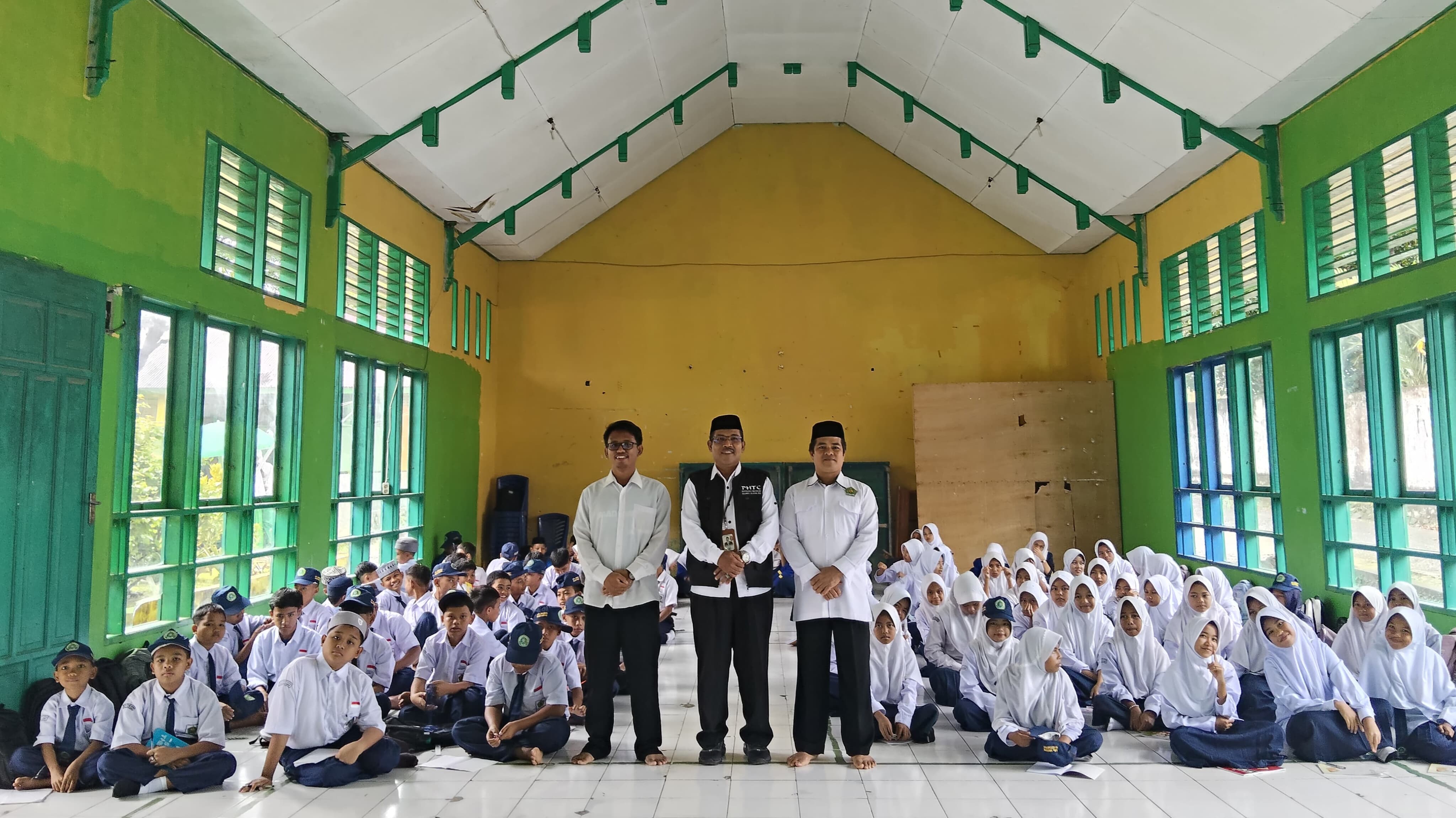 Kasi Penmad Kemenag Bantaeng Berikan Materi di MATSAMA Hari Kedua MTsN Bantaeng pada Selasa, 15 Juli 2025 (Foto: Humas MTsN Bantaeng)