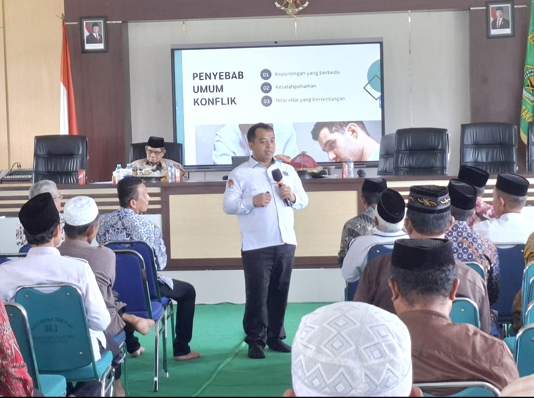 H. Mallingkai Ilyas saat saat memberikan materi pada kegiatan Early Worning System' kerjasama Kemenag Takalar dengan FKUB