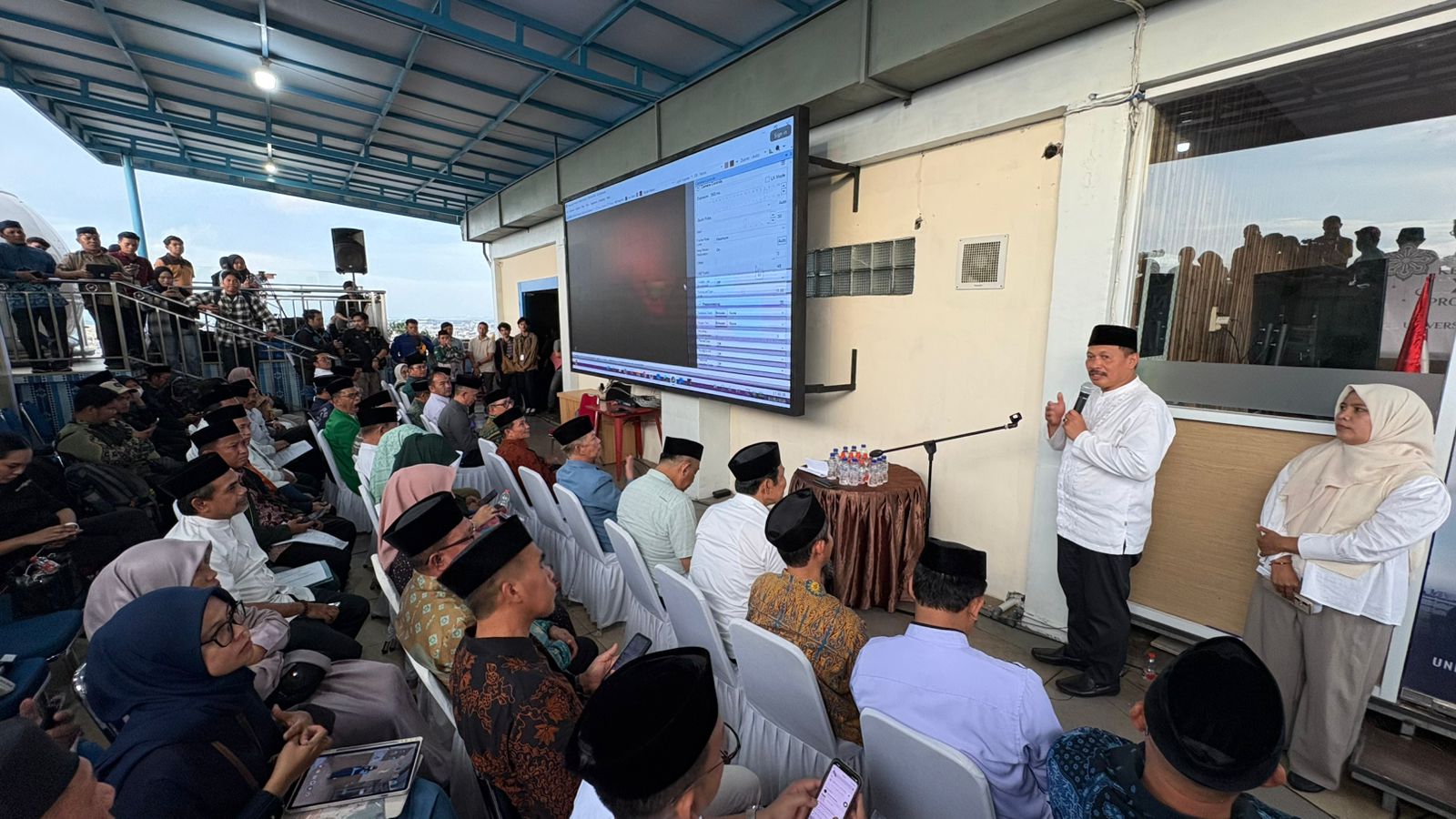 Prosesi rukyatul hilal di Menara Iqra Unismuh Makassar (foto: vicha)